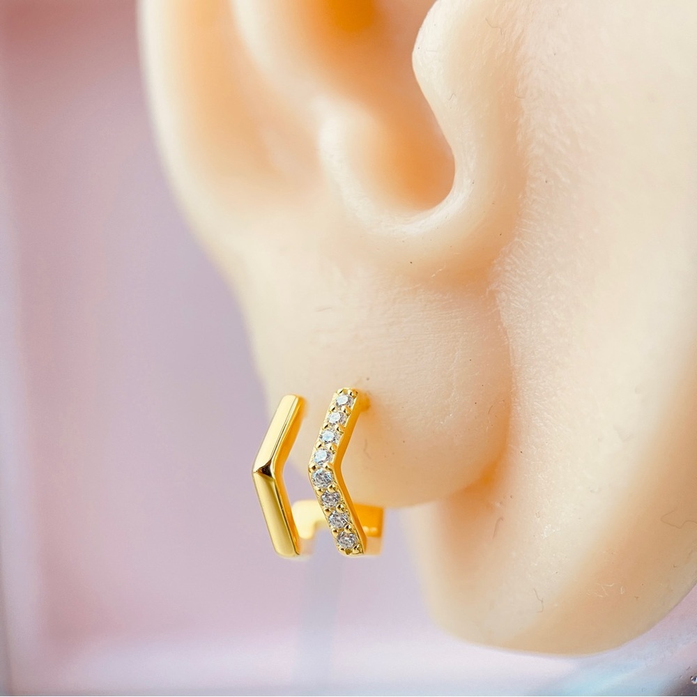 0.12ctw Irregular Geometry Stud Earrings 14k Gold Plated S925 - Picture 5 of 5